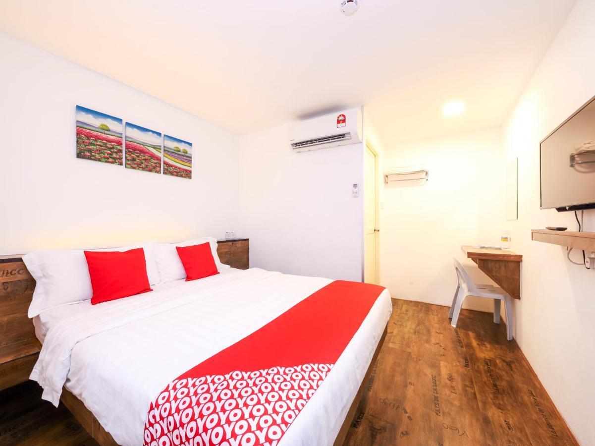 Oyo 836 Mandurah Room & Cafe Kuching Exterior photo